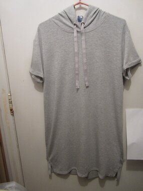 Knee-length short sleeved hooded top